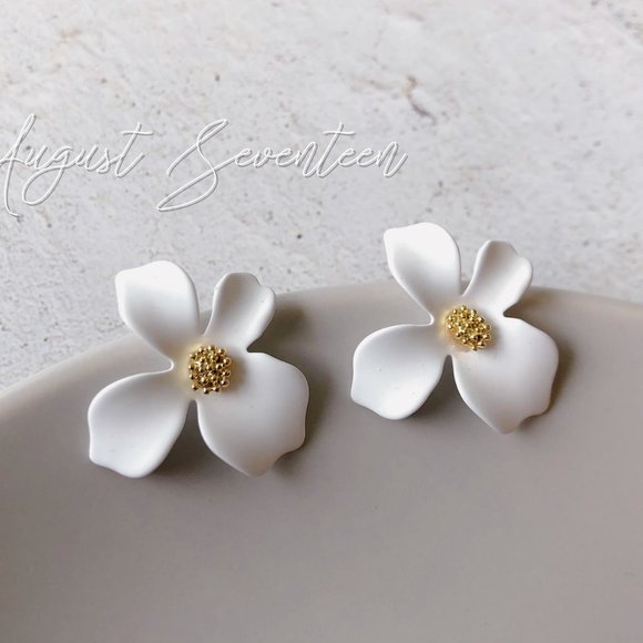 3/$35 White Flower Stud Earring - Picture 2 of 6